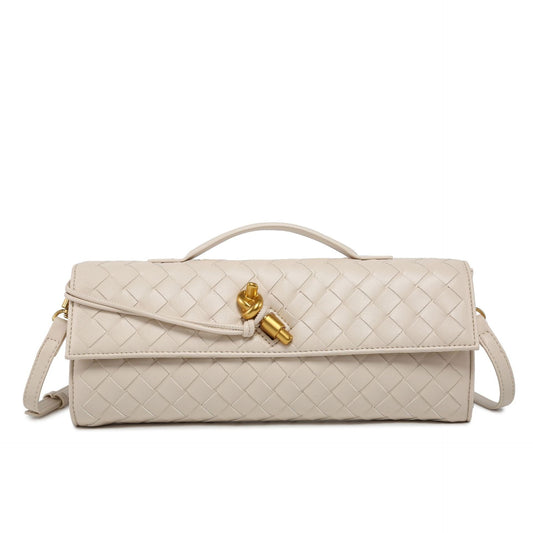 Un bolso de mano de color beige con un diseño de trenzado, presentado sobre un fondo blanco. Tiene un cierre dorado y una correa opcional.