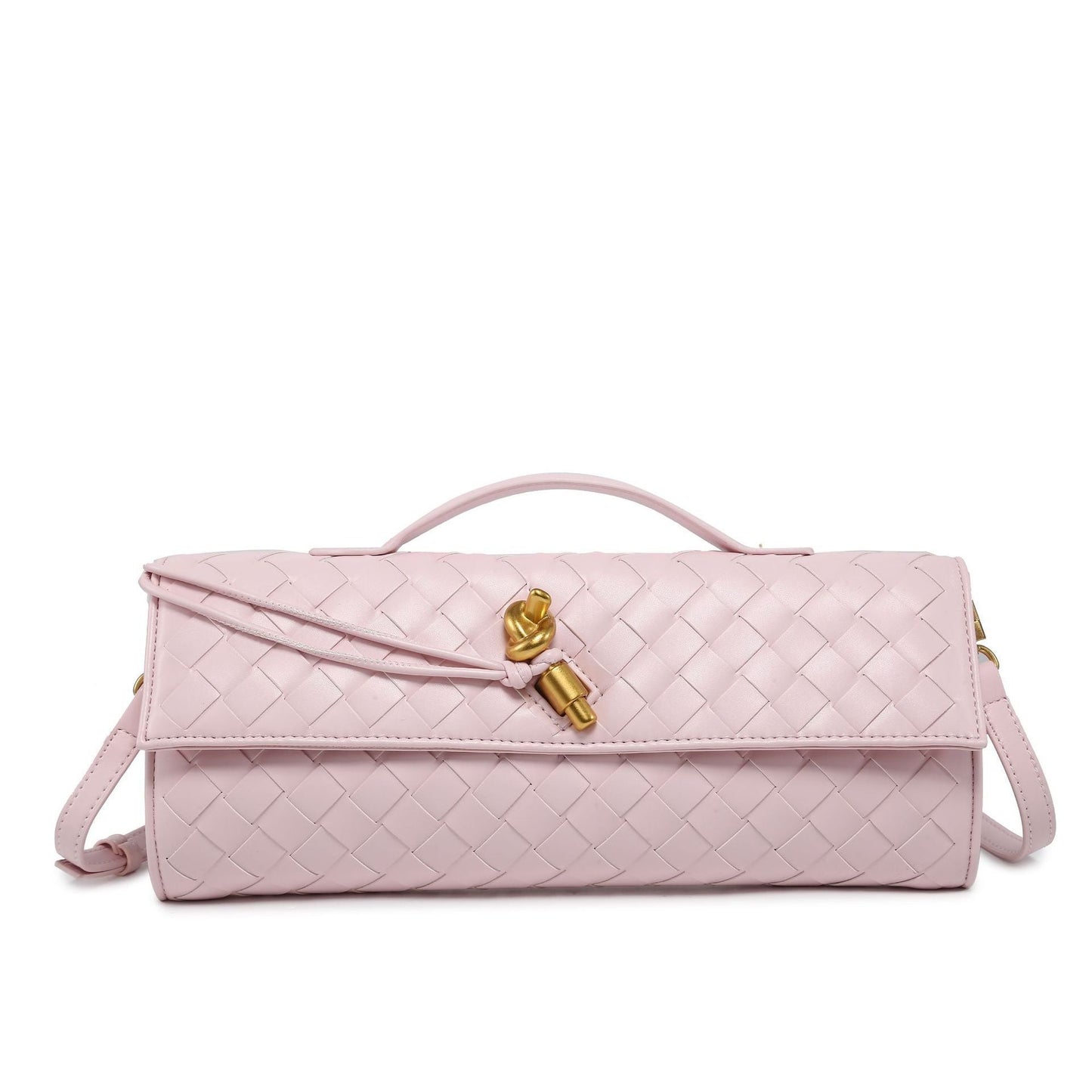 Un bolso de mano de cuero trenzado en color rosa claro con un cierre dorado y una correa. El bolso presenta un diseño estructurado y una pequeña asa en la parte superior.