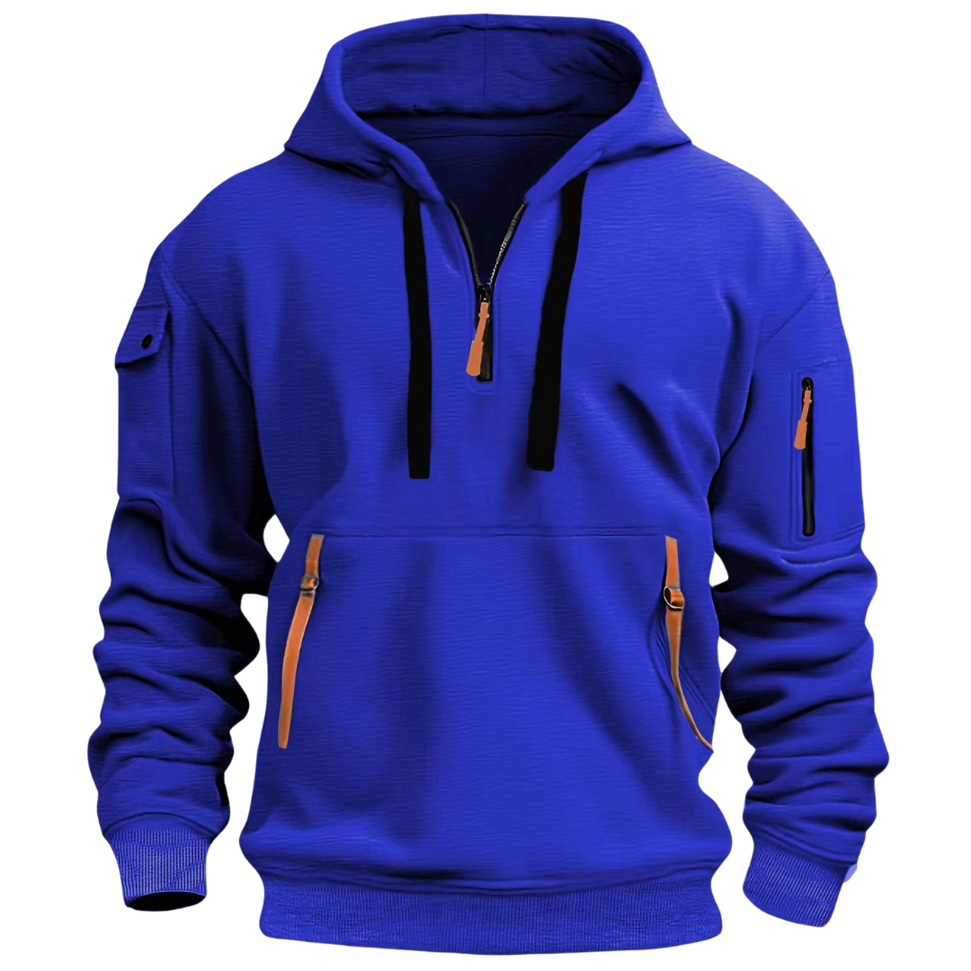 Sudadera azul con capucha y cremallera frontal. Presenta detalles como bolsillos laterales y en la parte superior del brazo, con cremalleras en color naranja.
