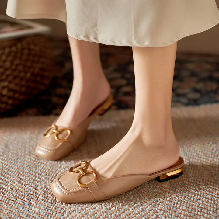 Zapatos de mujer color beige con detalles dorados.