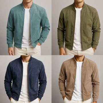 Un collage de cuatro chaquetas de hombre en diferentes colores: verde claro, verde olivo, azul marino y marrón. Cada chaqueta tiene un diseño de bomber y está combinada con camisetas blancas y pantalones claros.